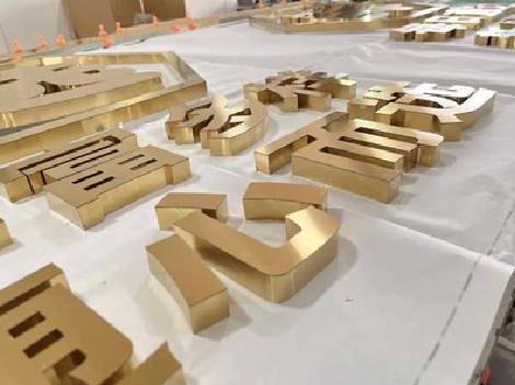 上栗拉丝不锈钢字的特点。